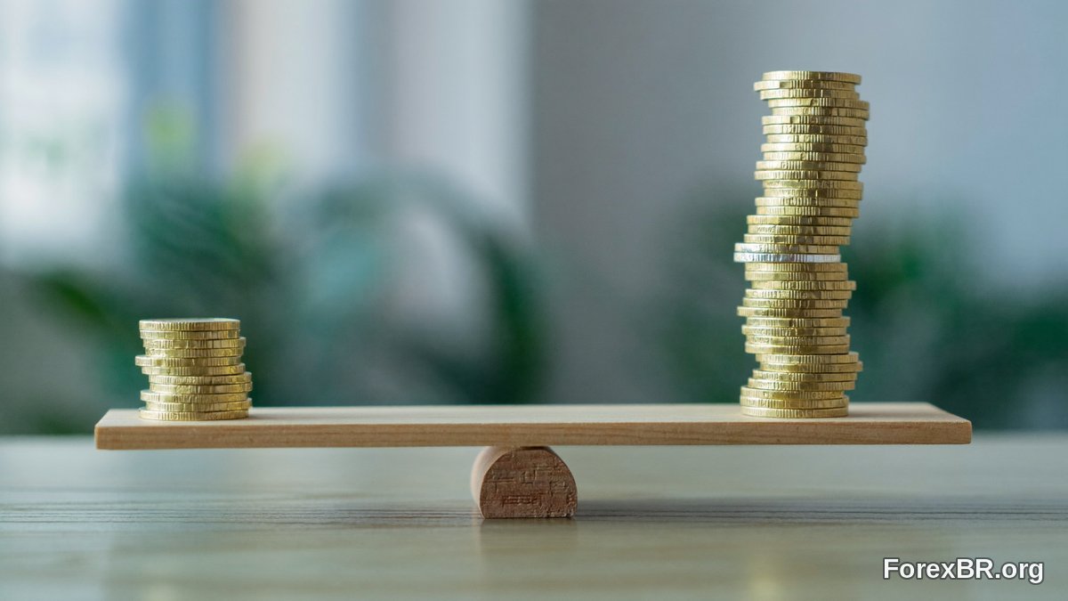 Moedas em uma gangorra ilustrando a alavancagem no Forex